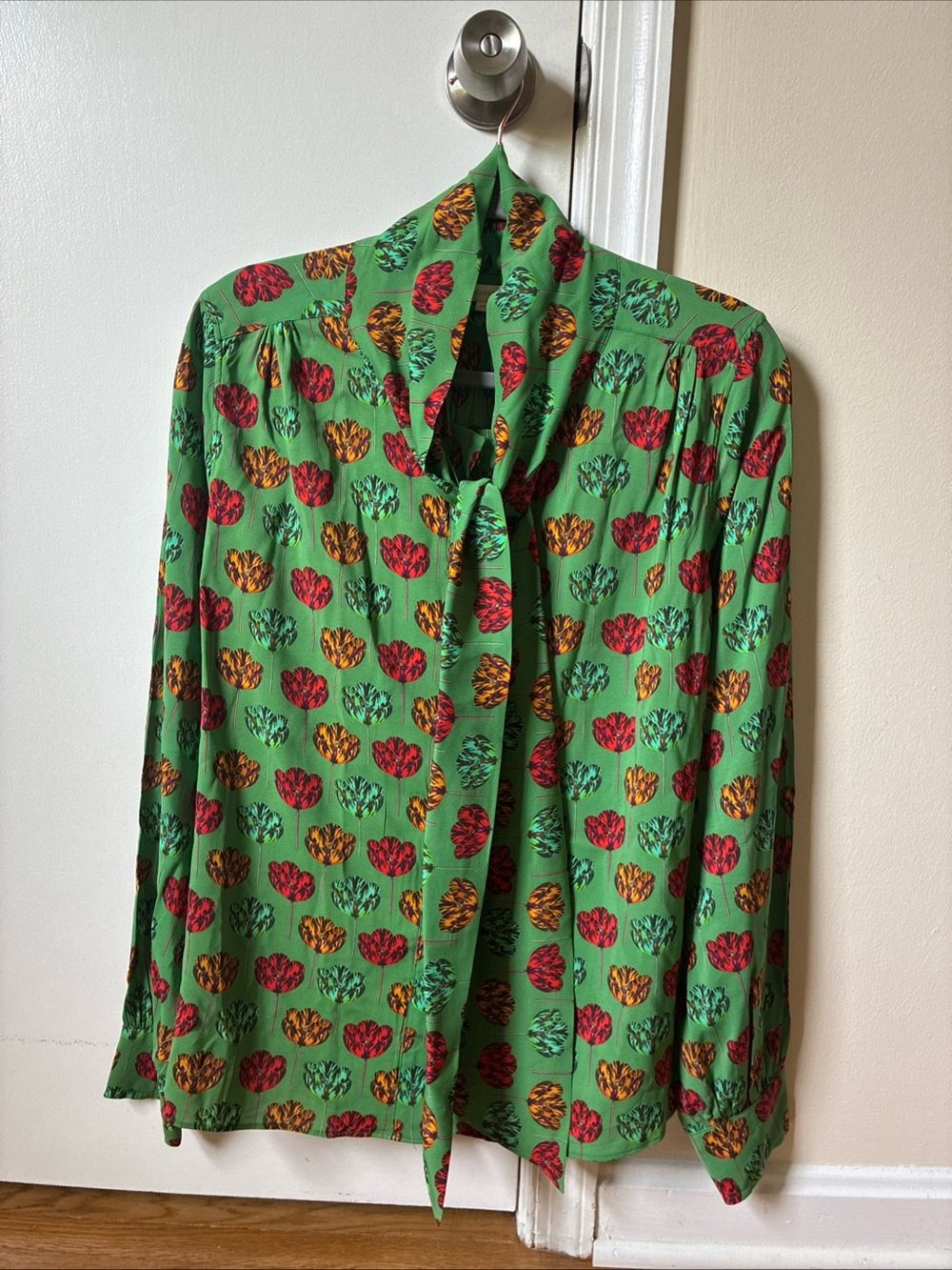 Ann Mashburn green floral button up tie neck blouse size M